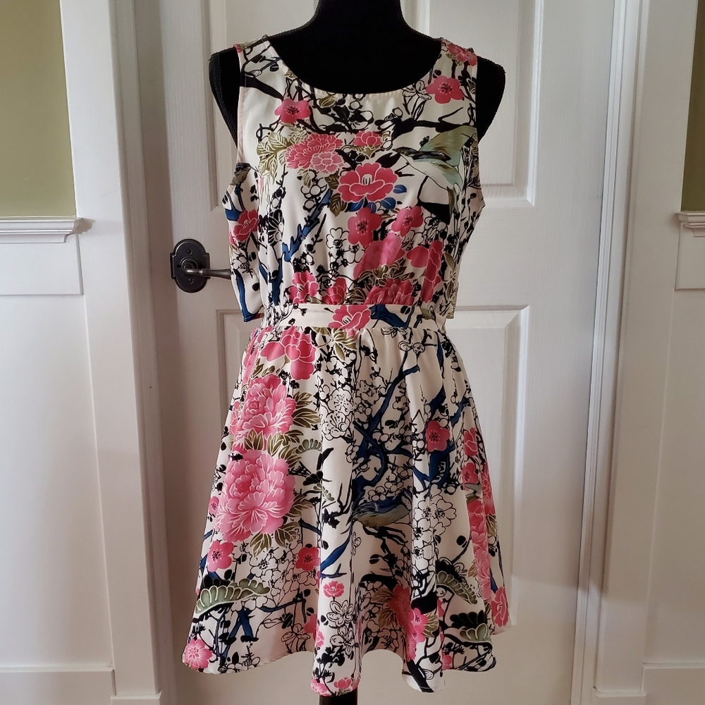 Open-back floral sleeveless dress